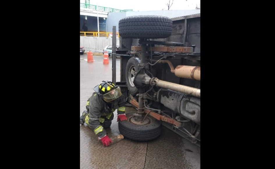 Además, en la colonia San Diego Churubusco, de la alcaldía Benito Juárez, se registró la volcadura de un vehículo que transportaba muebles. Foto tomada de Twitter @Bomberos_CDMX