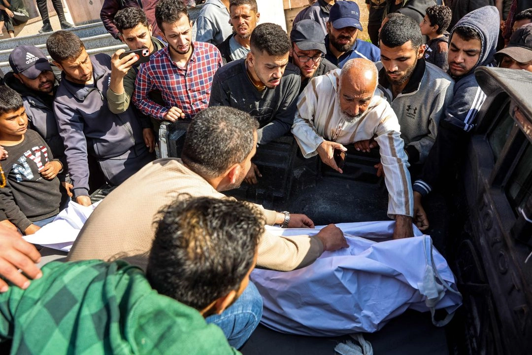 Dolientes colocan en la parte trasera de una camioneta uno de los cadáveres de los palestinos asesinados en un ataque aéreo israelí en Beit Lahiya, al norte de la franja de Gaza, el 15 de marzo de 2025. Foto   