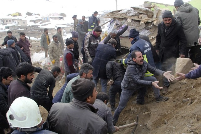 Personas remueven los escombros de un edificio colapsado en Van, Turquía, en busca de personas atrapadas, luego del sismo de 5.7. Foto Ap 