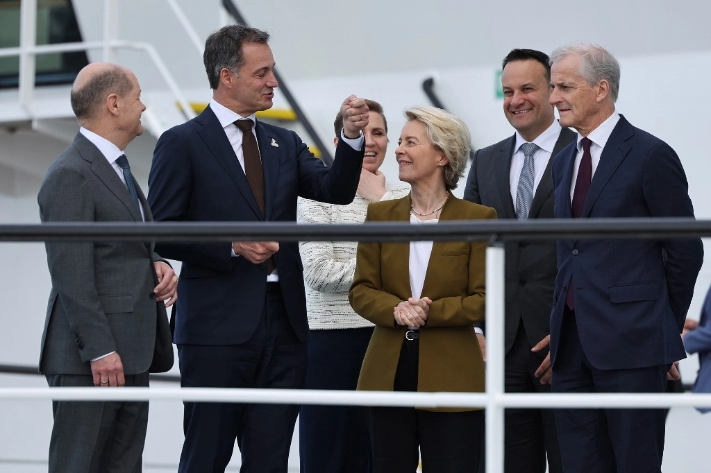 La reunión, organizada por Bélgica en la costera ciudad de Ostende, reunió a los líderes de Francia, Alemania, Irlanda, Dinamarca, Países Bajos y Luxemburgo, con la presencia de la presidenta de la Comisión Europea, Ursula von der Leyen, el 24 de abril de 2023. Foto Ap 