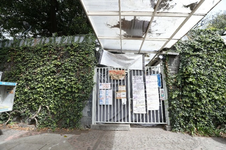 Las puertas de la Facultad de Filosofía y Letras siguen cerradas. Foto Yazmín Ortega Cortés