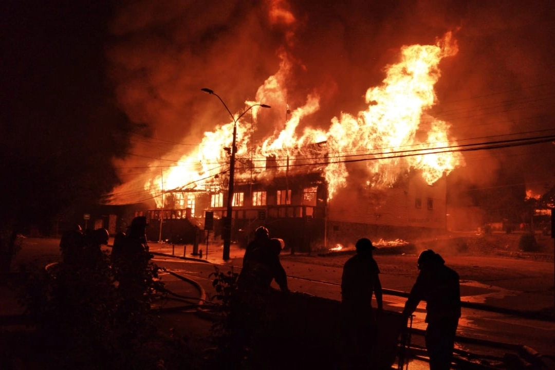 Manifestantes quemaron el edificio municipal de Panguipulli, Chile en respuesta al asesinato de un hombre a manos de un carabinero. Foto Afp