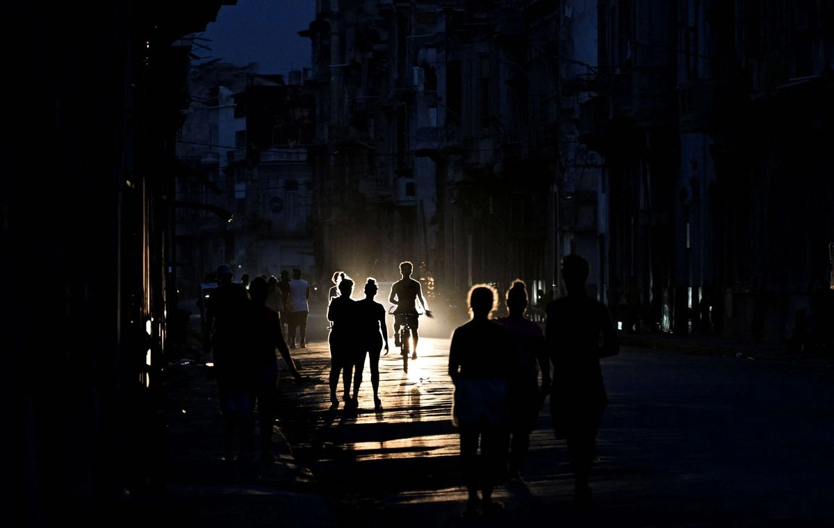 Según las autoridades, al anochecer tenían luz cerca del 17 por ciento de los 1.7 millones de habitantes de La Habana. Foto