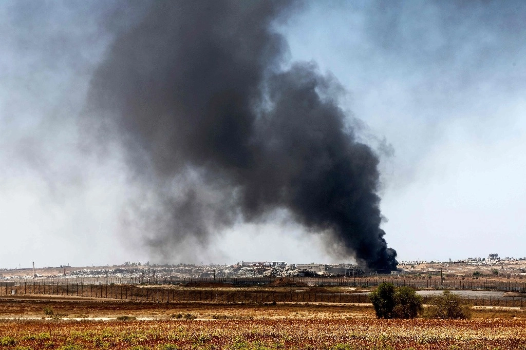 El humo se eleva sobre Gaza tras una ofensiva israelí, el 9 de julio de 2024. Foto Afp