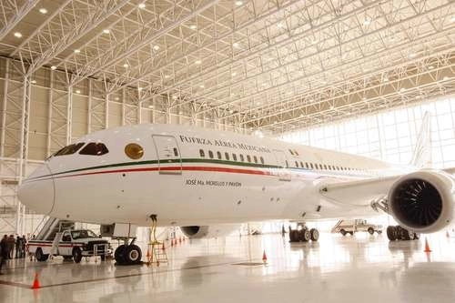 El valor del avión presidencial sufrirá una ‘disminución pequeña’ este mes, mientras el gobierno federal sigue haciendo un esfuerzo por venderlo o, en su defecto, será parte de los aviones operados por la Sedena, reveló Jorge Mendoza, director general del Banobras. Foto Roberto García Ortiz / Archivo