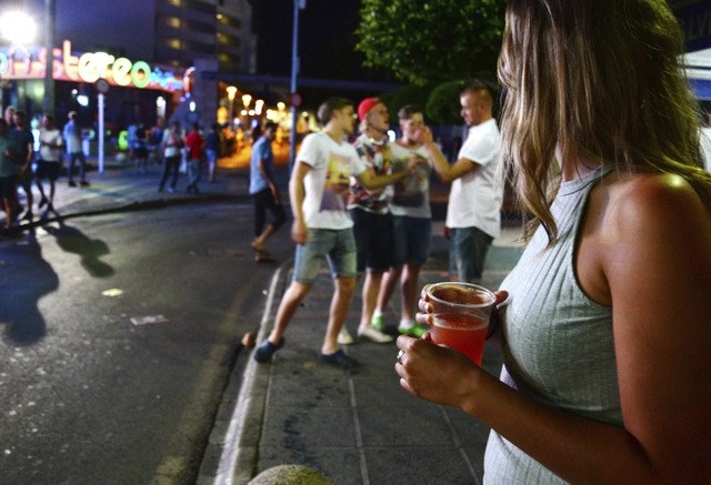 Turistas en las islas Baleares, España hacen caso omiso a las medidas de distancia social. Foto Ap