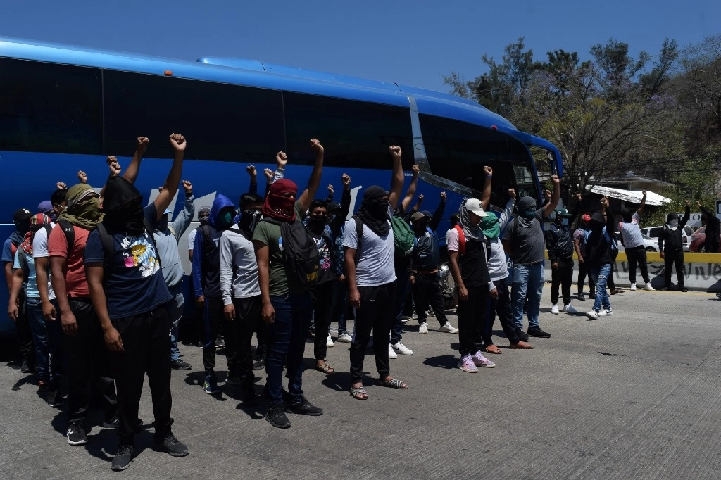 Los jóvenes cerraron parcialmente la circulación en ambos sentidos a la altura de Chilpancingo durante un par de horas. Foto José Hernández



