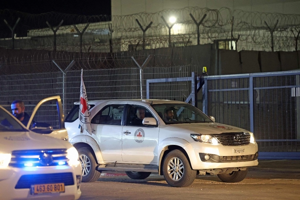 Un vehículo de la Cruz Roja Internacional sale de la prisión israelí de Ofer, ubicada en Cisjordania. Foto Afp.
