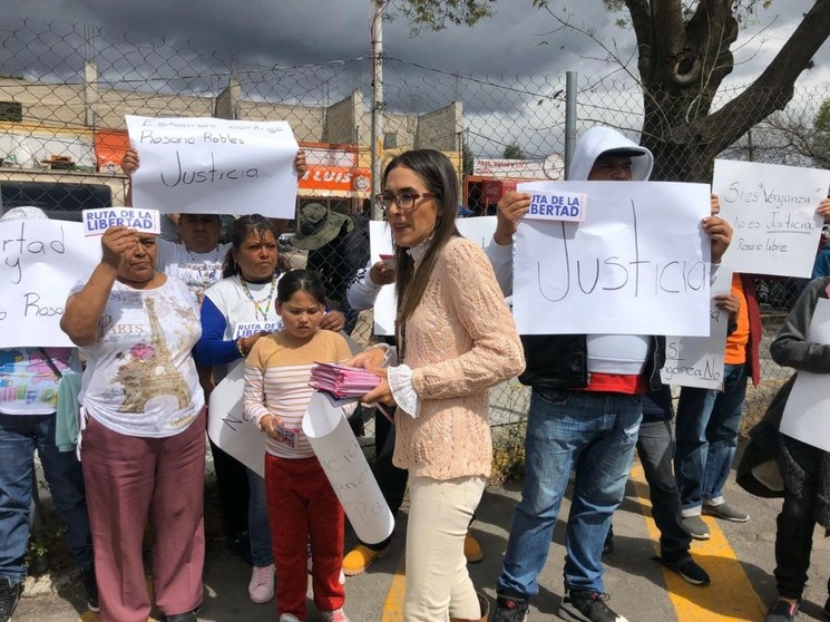 Mariana Moguel, hija de Rosario Robles, y vecinos realizan una protesta afuera de los juzgados en el Reclusorio Sur  para exigir justicia y libertad para la ex titular de Sedesol y Sedatu. Foto Alfredo Domínguez