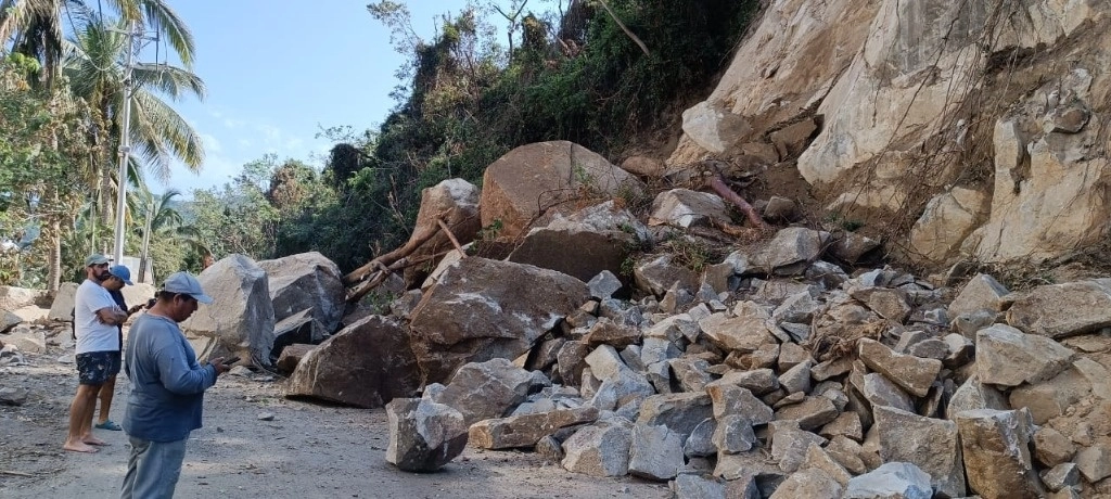 Autoridades locales estimaron que tardarían varias horas para liberar la carretera, que es de suma importancia pues conecta a Puerto Vallarta con áreas turísticas. Fotos 'La Jornada'