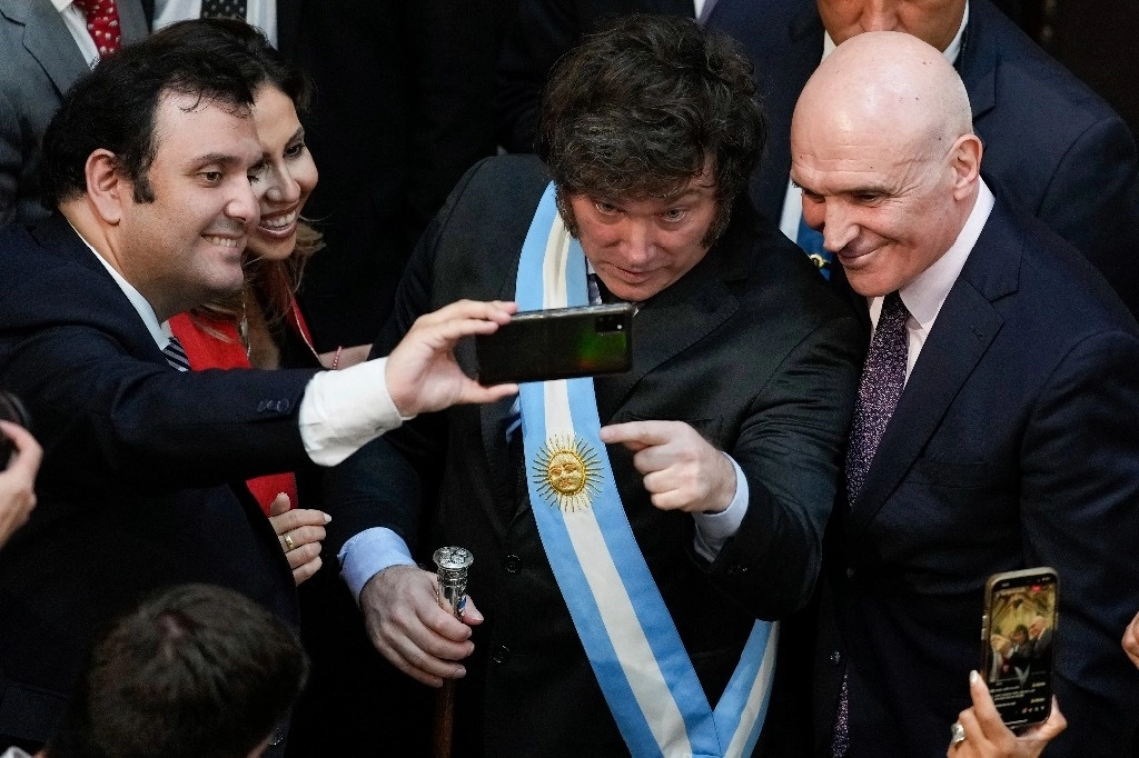 El presidente Javier Milei posa con legisladores después de hablar durante la sesión legislativa inaugural en el Congreso en Buenos Aires, Argentina, el 1 de marzo de 2024. Foto Ap