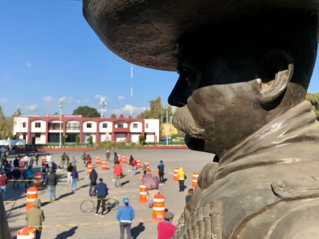 Decenas de personas realizan fila para que se les realice la prueba de detección de Covid-19 en el macro quiosco ubicado en la explanada de la alcadía Xochimilco, en la Ciudad de México. Foto Luis Castillo