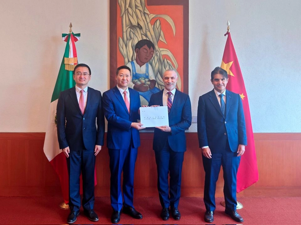 El embajador Chen Daojiang (c,izq) durante la presentación de copias de Cartas Credenciales al embajador Jonathan Chait Auerbach, director general de protocolo de SRE (c,der). Foto tomada de la cuenta de X