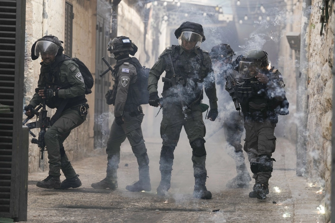 Policía israelí en la Ciudad Vieja de Jerusalén luego de desalojar a palestinos de la Explanada de las Mezquitas. Foto Ap 