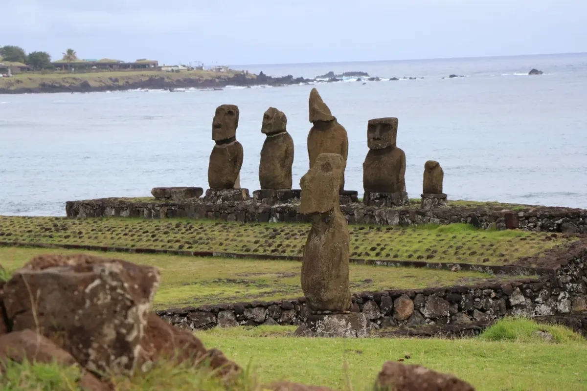 Un nuevo estudio, publicado en el 'Journal of Archaeological Science', sugiere que los aldeanos Rapa Nui usaron cuerdas y transportaron las gigantescas estatuas en zigzag por caminos cuidadosamente diseñados. En la imagen, moai en Isla de Pascua, Chile. 
