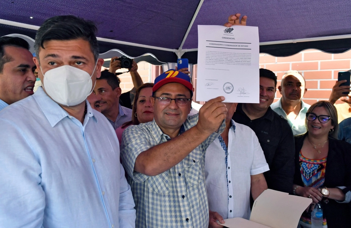 El opositor Sergio Garrido, proclamado gobernador de Barinas, región donde naciera el ex presidente Venezolano Hugo Chávez. En la imagen, el nuevo funcionario muestra un documento durante su acreditación y proclamación por parte de la Oficina Regional Electoral, el 10 de enero de 2022. Foto Afp