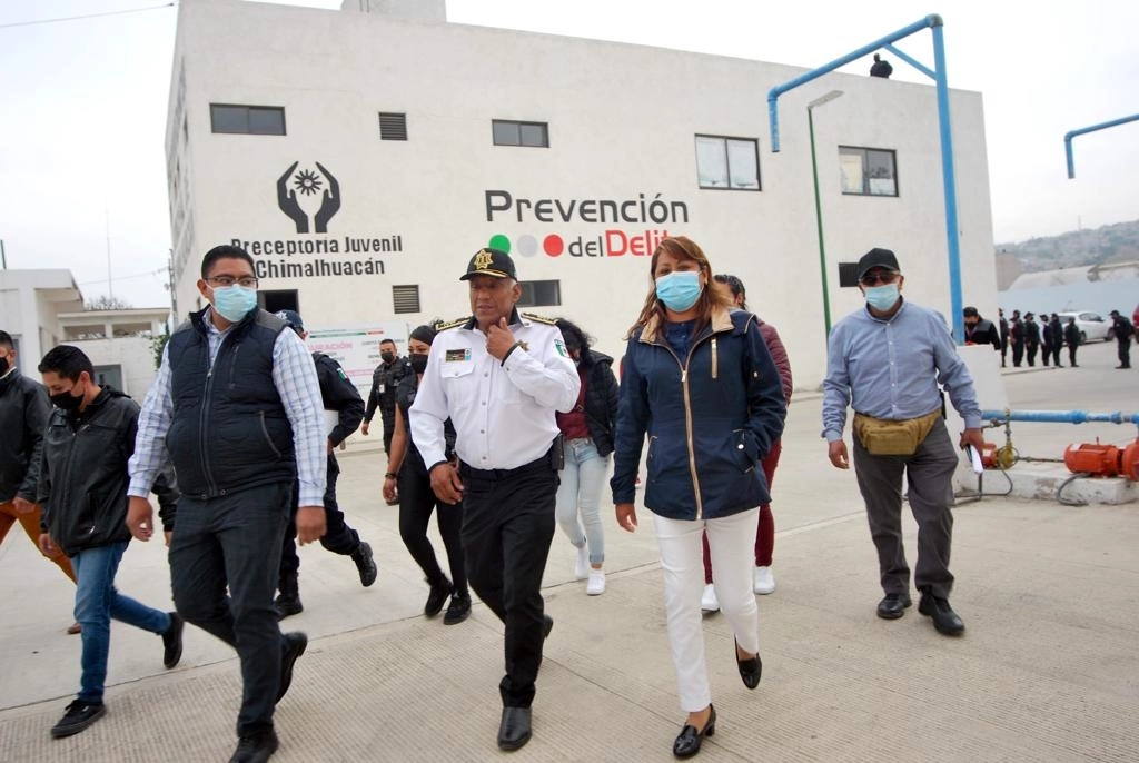 La alcaldesa Xochitl Flores recorre las instalaciones de la policía municipal de Chimalhuacán. Foto La Jornada 