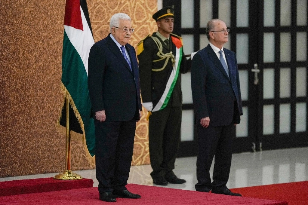 El nuevo primer ministro, Mohamed Mustafa (a la derecha), y el presidente palestino Mahmoud Abbas, en Ramallah. Foto Ap 