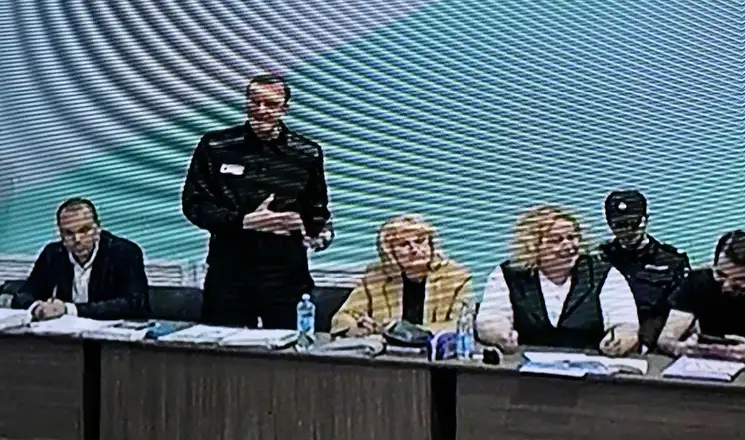 El líder de la oposición rusa Alexéi Navalny (segundo a la izq.) se ve en una pantalla durante las audiencias judiciales en la colonia penal IK-6 en Melekhovo, Rusia, el 19 de junio de 2023. Foto Afp