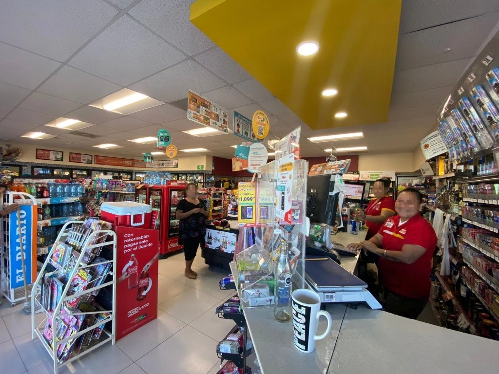 Empleadas de una de las 191 tiendas de conveniencia Oxxo que ayer reanudaron operaciones en el municipio de Nuevo Laredo, Tamaulipas. Foto Carlos Figueroa