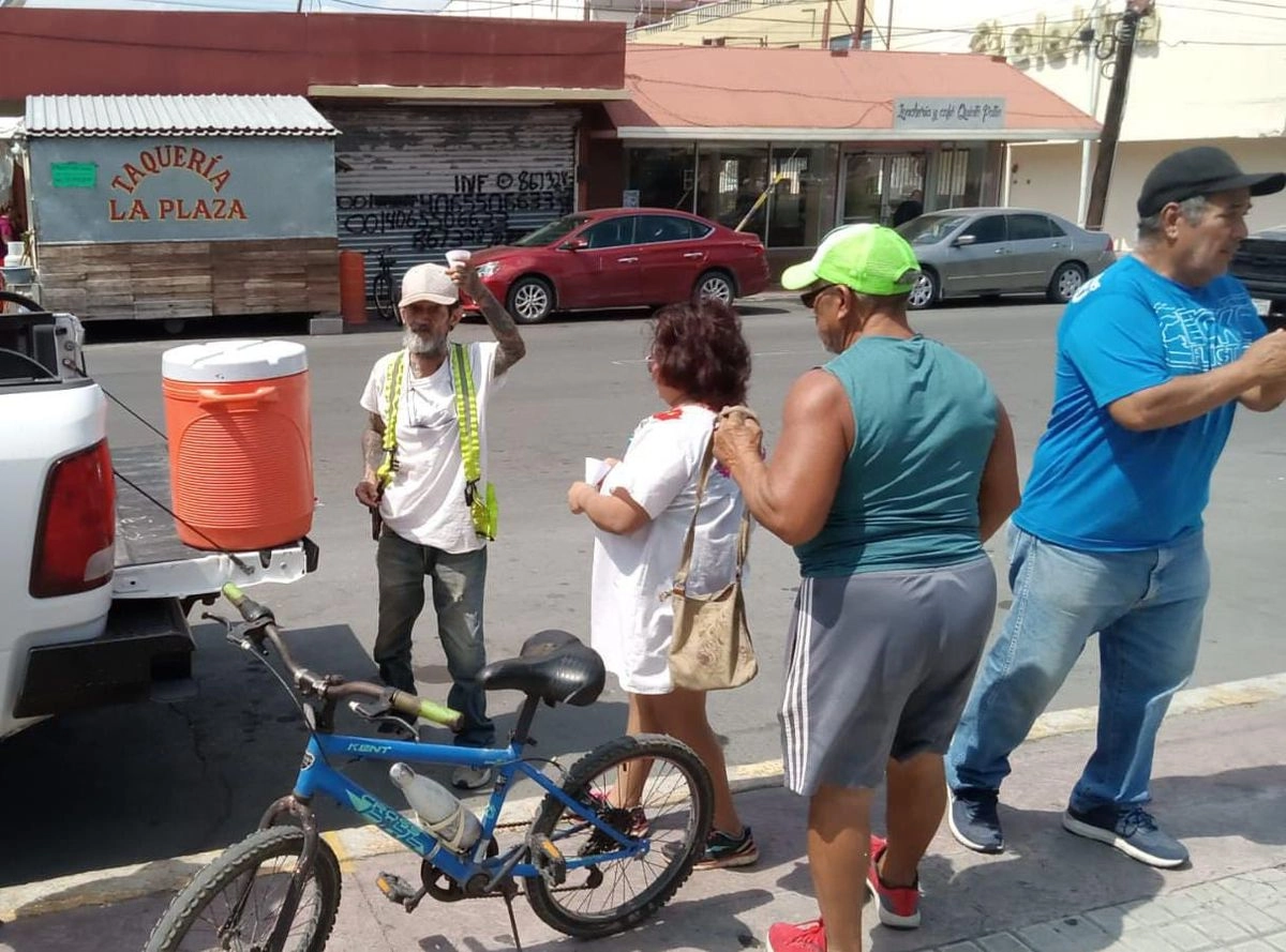 Las labores incluyen la entrega de sueros orales, agua y materiales informativos. Foto tomada de 