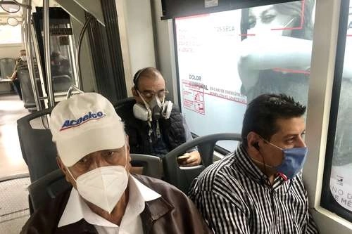 En imagen de archivo, usuarios del transporte público de la CDMX. Foto Luis Castillo