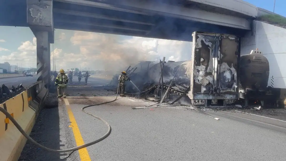 Protección Civil del Estado de Nuevo León informó que el impacto ocurrió a las 14:18 horas entre un vehículo de carga y una pipa que transportaba dos tanques vacíos de combustible. Foto