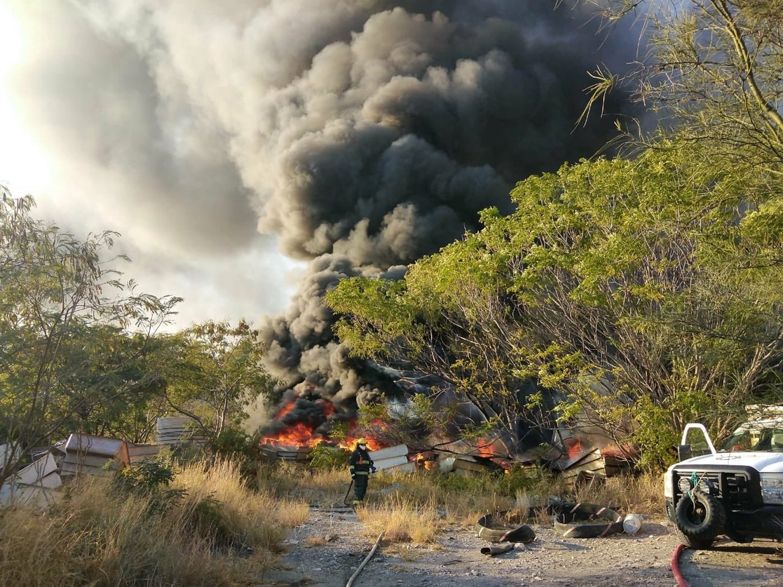 Bomberos sofocan un incendio registrado la tarde del sábado en el Cerro de las Mitras. Foto Bomberos Nuevo León