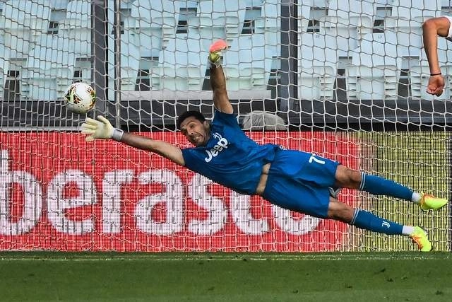 Gianluigi Buffon se convirtió este sábado en el futbolista con más partidos disputados en la Serie A (648). Foto Afp