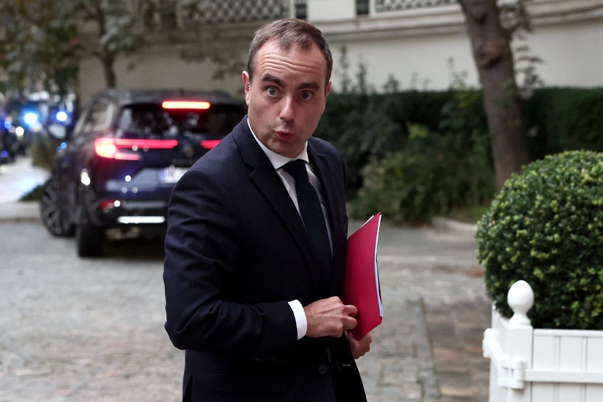 El nuevo primer ministro francés, Sébastien Lecornu, llega a una reunión en el Centro Operativo de Gestión Interministerial de Crisis (COGIC) en el Hotel de Beauvau de París el 10 de septiembre de 2025.
