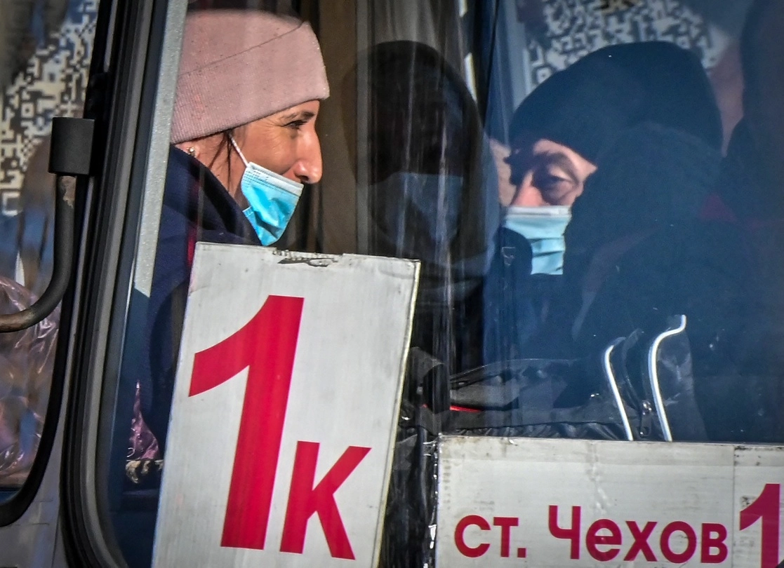 El aumento de contagios y muertes por Covid-19 en Rusia se da en medio de una baja tasa de vacunación. En la imagen, usuarios dentro de un autobús en la ciudad de Chéjov, a unos 75 kilómetros de Moscú, el 10 de noviembre de 2021. Foto Afp