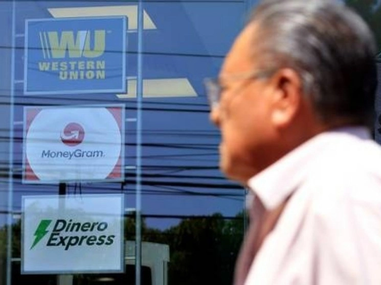 El Banco de México informó que el medio predilecto para el envío de las divisas fueron las transferencias electrónicas, que sumaron 33 mil 219 millones de dólares. Foto Luis Castillo