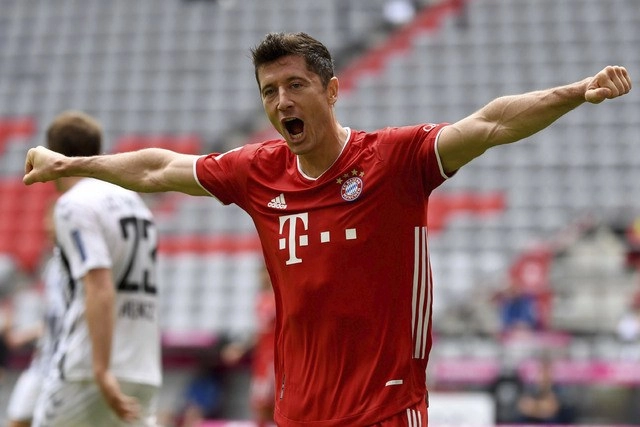 El goleador polaco del Bayern Múnich, Robert Lewandowski, marcó un doblete en el primer período del partido contra Friburgo, batiendo con 33 tantos el récord de goles en Bundesliga de un jugador extranjero en una temporada. Foto Sven Hoppe / Dpa vía Ap