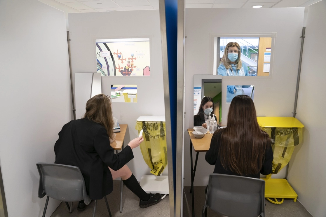 Estudiantes toman una prueba de Covid-19 en una escuela que se prepara para volver a clases, en Ashton-Under-Lyne, Inglaterra, el 4 de marzo de 2021. Foto Ap 