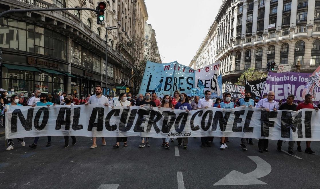 Manifestantes en Argentina protestan contra el acuerdo negociado por Alberto Fernández y el FMI por la deuda de 44 mmdd adquirida por el gobierno de Macri, el pasado 11 de diciembre. Foto Afp
