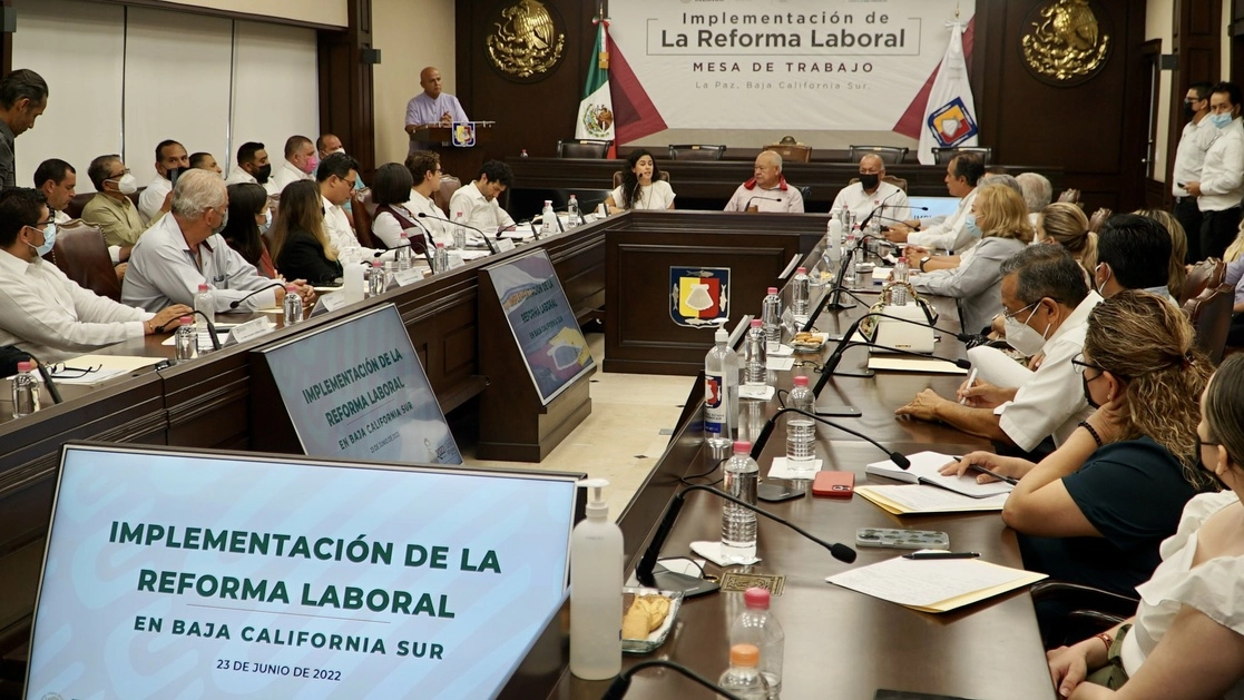 Mesa de trabajo en Baja California Sur donde se discutió la implementación de la reforma laboral. Foto @LuisaAlcalde