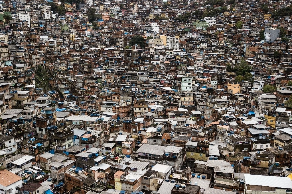 Las casas cubren una colina en la pobre favela Rocinha de Río de Janeiro, Brasil, el 30 de septiembre de 2022. Después de décadas de demoras y presiones, Brasil anunció que en adelante utilizará “favelas y comunidades urbanas” para categorizar miles de barrios urbanos pobres, en lugar del término anterior “aglomerados subnormales”. Foto Ap 
