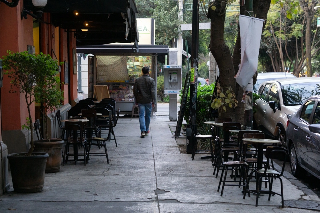 Un restaurante ubicado en la colonia Condesa, alcaldía Cuauhtémoc, luce vacío. Foto Pablo Ramos / Archivo