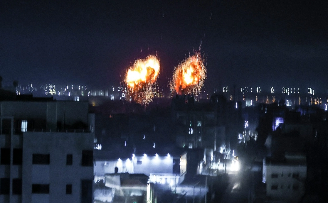 En imagen del 16 de junio, fuerzas israelíes bombardean la ciudad de Gaza. Foto Afp / Archivo