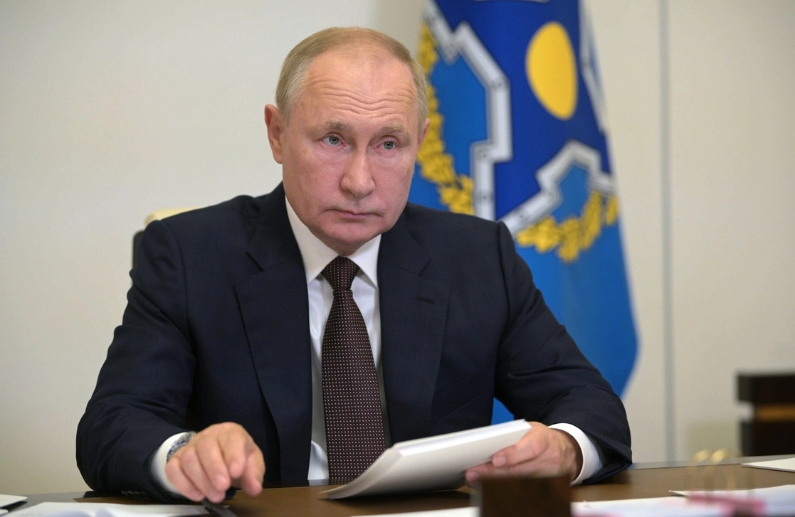 El presidente ruso Vladimir Putin durante una reunión a distancia sobre seguridad, a las afueras de Moscú, este jueves 16 de septiembre de 2021. Foto Ap