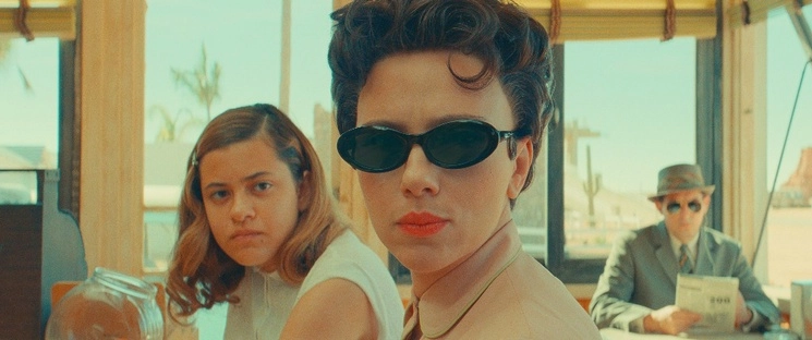 Las actrices Scarlett Johansson y Grace Edwards en una escena de ‘Asteroid City’, película dirigida por Wes Anderson. Foto  Focus Features vía Ap