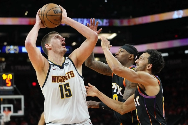 El jugador de los Denver Nuggets, Nikola Jokic (c) durante el encuentro. Foto Ap
