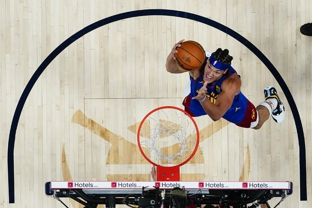El jugador de los Nuggets, Aaron Gordon encesta una canasta durante el encuentro. Foto Ap