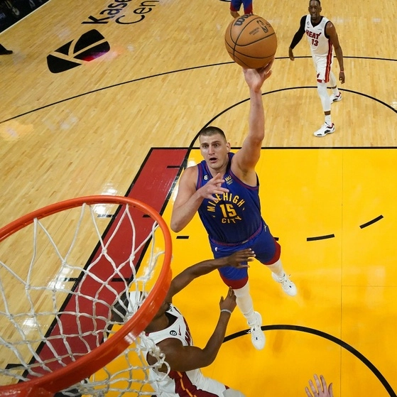 Nikola Jokic de los Denver Nuggets finalizó el juego con 32 puntos, 21 rebotes y 10 asistencias. Foto NBA Latam