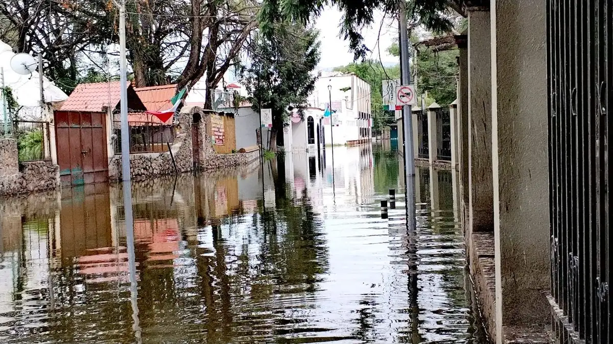 A la entrada de la calle Heróico Colegio Militar -que es el acceso vehicular a Tequisquiapan - el nivel del agua alcanzó entre los 70 y 80 centímetros de alto. Foto