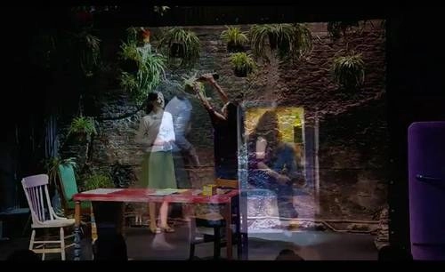  Las actrices aparecen en momentos de la transmisión de la obra que fue grabada en 2006, sin que ellas se percataran. Foto captura de pantalla cortesía de @CasiopeaMx