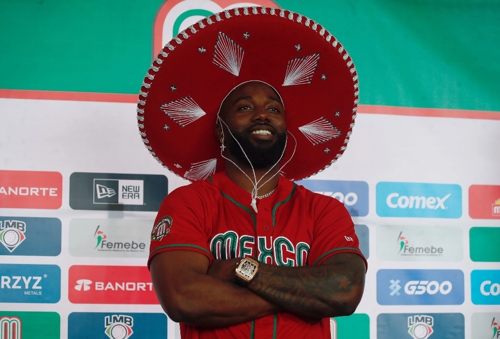 El pelotero cubano naturalizado mexicano (en la imagen) durante la celebración del crecimiento del beisbol tricolor, galardonado con el Premio Nacional de Deportes. Foto Cristina Rodríguez
