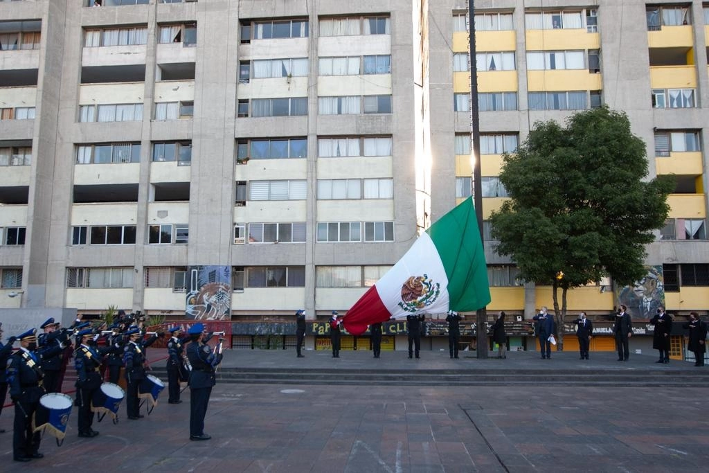 Izamiento de la bandera mexicana durante la conmemoración por el 52 aniversario de la masacre del 2 de octubre, en la Plaza de las Tres Culturas, Tlatelolco, Ciudad de México. Foto Pablo Ramos