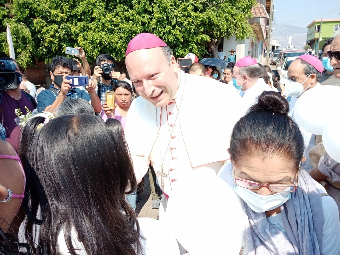 El nuncio Franco Coppola ofició una “Misa por la Paz” en Aguililla, Michoacán. Foto La Jornada