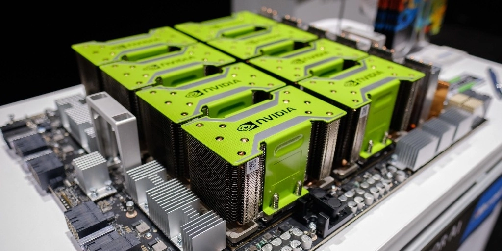 El valor bursátil de Nvidia NVDA.O alcanzó brevemente los 3.53 billones de dólares, mientras que el de Apple AAPL.O ascendía a 3.52 billones, según datos de LSEG. Foto tomada de Facebook @NVIDIA / Archivo

